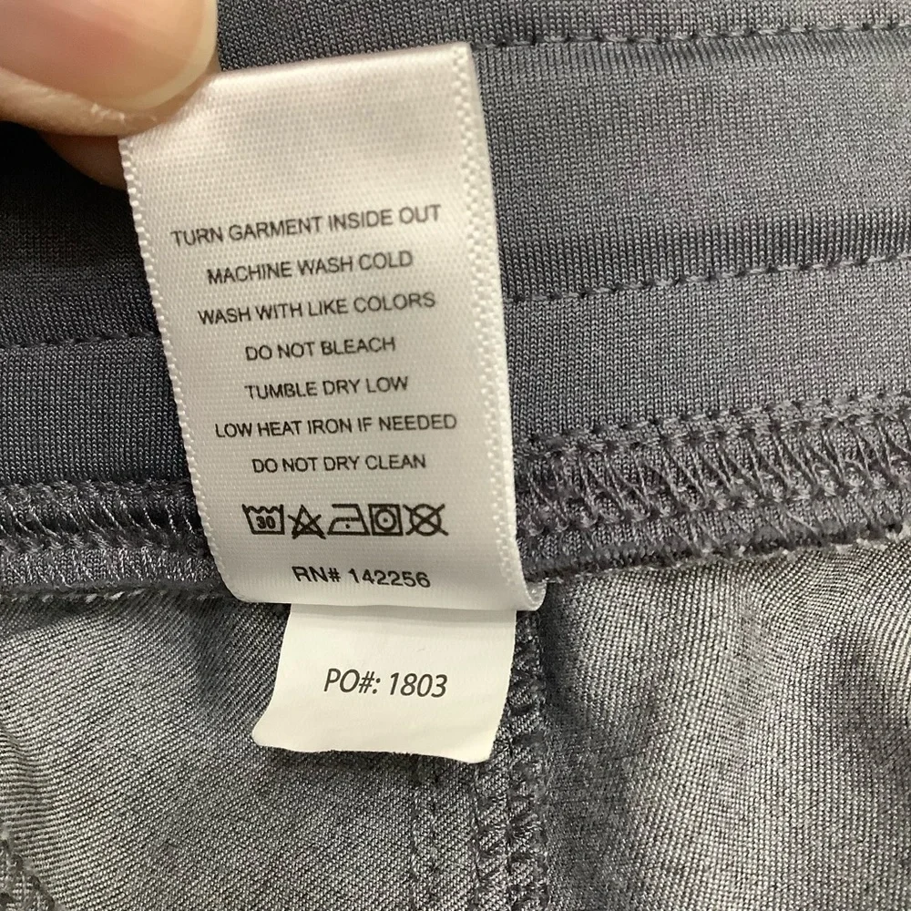 Figs Men’s Axim Cargo Scrub Pants in Graphite